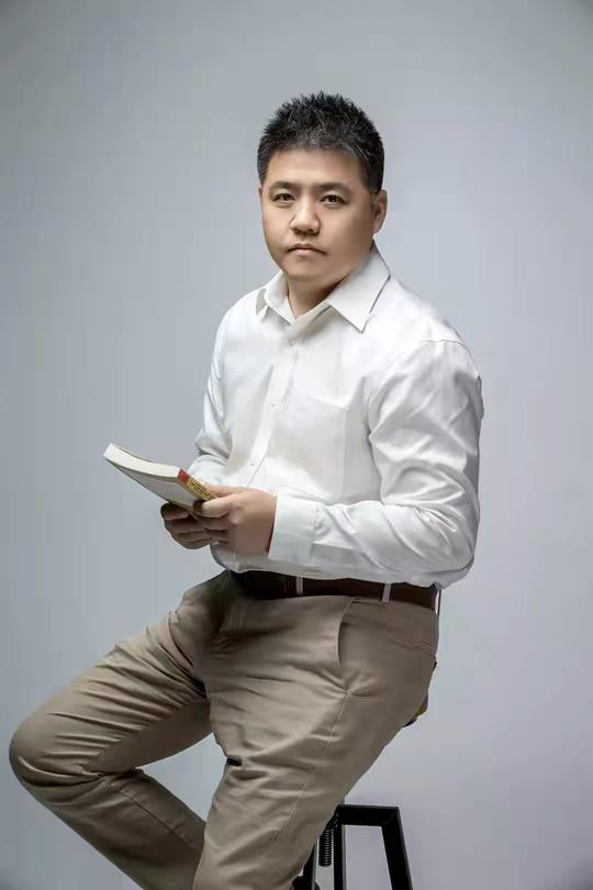 讲书竟讲出4300万用户抖音100亿播放量年收入10亿多，他不同樊响