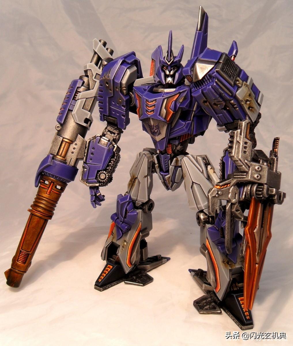 擎天柱的车型一直使用的是彼得比特389型长鼻卡车(peterbilt 389 semi