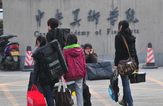 高考学子与其千军万马过独木桥，何不考虑一下美术考生之路？