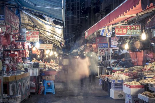 下岗大哥开便利店，打8折没人进店，换个方式客户抢着进店，太贼