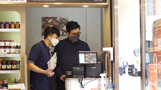 曾被同行看死！香港老板5万创业到拥25间分店：我们卖的是心机