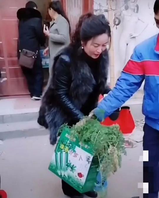 妹妹来大衣嫂家，大衣嫂回送礼品拍视频网友：妹妹时尚不像农村人