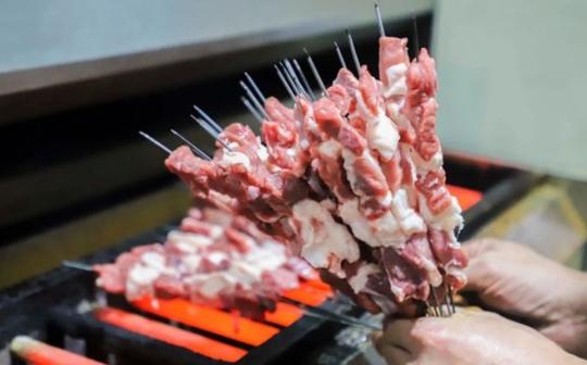 郑州超有名气烧烤店，老板每天只做800串，不预约就吃不到