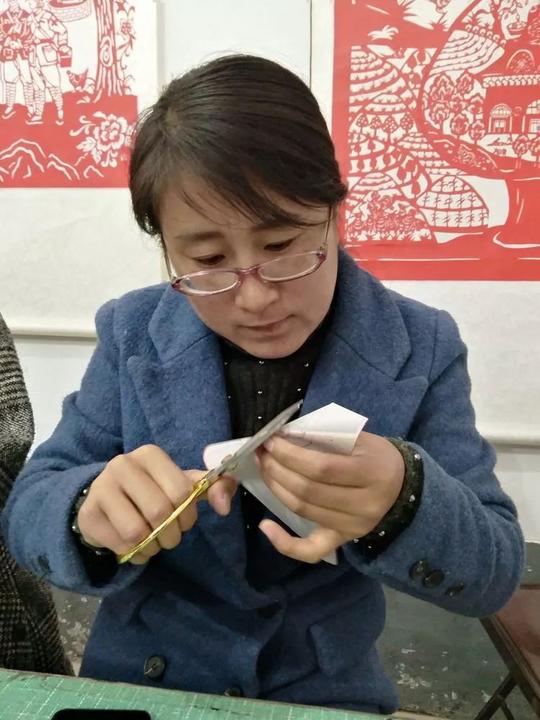技能培训暖人心巾帼创业在行动——黎城县特邀剪纸非遗传承人授课