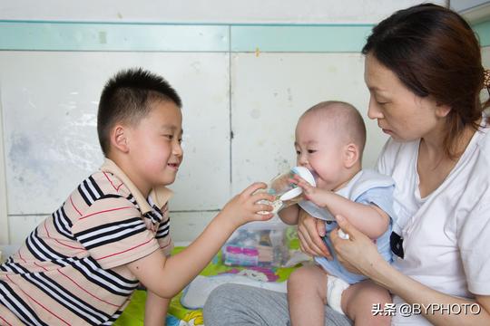 弟弟生病淘气哥哥性格突变，7岁哥哥攒钱给2岁弟弟看病