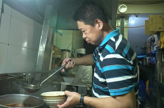 49岁男子卖羊肉面19年，生意火爆座无虚席，却因爱好多不开分店