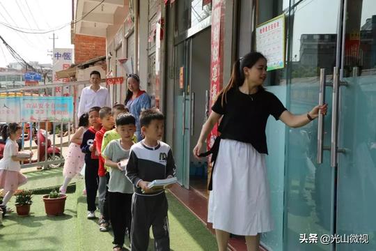 光山县图书馆流动图书车开进了幼儿园，为留守儿童送书献爱心！