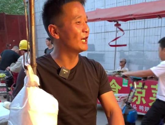 徐州大哥卖卤肉，一条街他家生意最好，只因大哥喜欢用钱宠老婆？