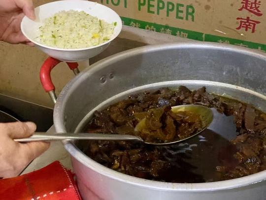 安徽豪横牛肉饭小店，卖30元一碗，老板脾气暴躁但却生意爆好