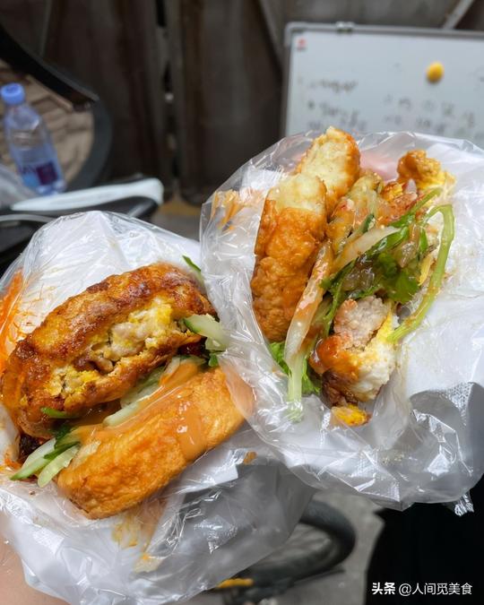 厦门老嬷嬷做鸡蛋汉堡18年，8元1个肉超多，1天800个不扛卖