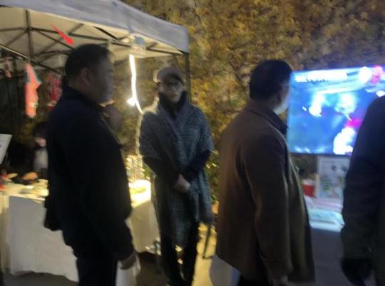 袁立梁太平夫妇摆地摊，寒风中低调做公益，被路人直夸：让人佩服