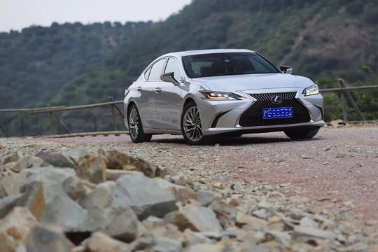 奥迪a4l、宝马3系和奔驰c级怎么选？雷克萨斯es和沃尔沃s60路过