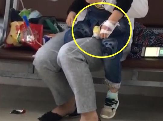 孩子发烧进医院打点滴，宝妈一举动使人感动：女子本弱，为母则刚