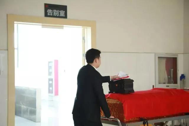 95后女生做寿衣模特是怎么回事