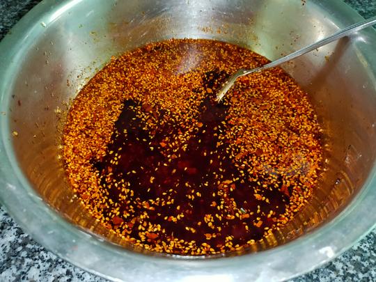 辣椒油怎么做才又香又辣？只要加一种调料，色泽红亮不燥辣