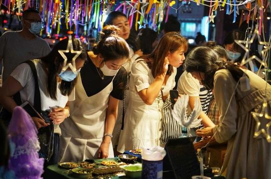 直播、网红鸡爪、流动咖啡车，年轻人摆地摊卖了这些东西，巴适