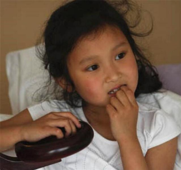 孩子爱啃指甲是病吗