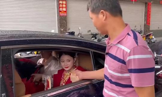 广东一爸爸不舍女儿出嫁，站婚车外强忍泪水，紧紧牵着女儿不放手