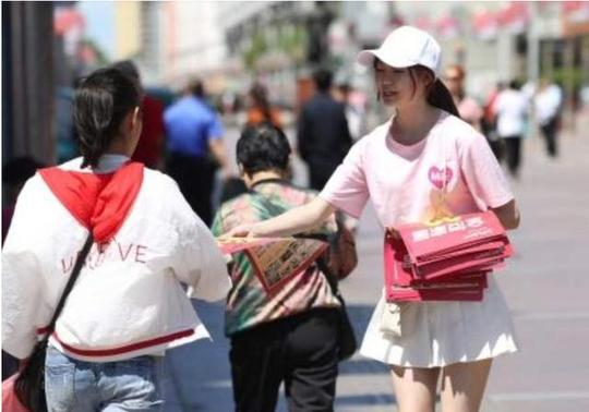 中国6亿人月入仅1000元，你还看不起那些月赚4千的游戏搬砖党吗？