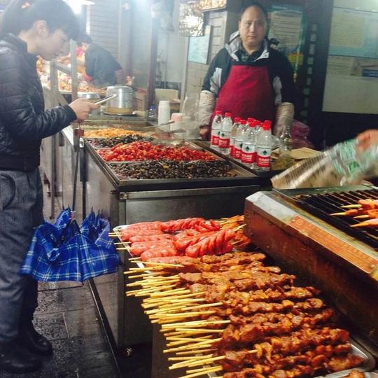 大叔破烂小店卖炸串，16年生意天天火爆，收入每天都是上千