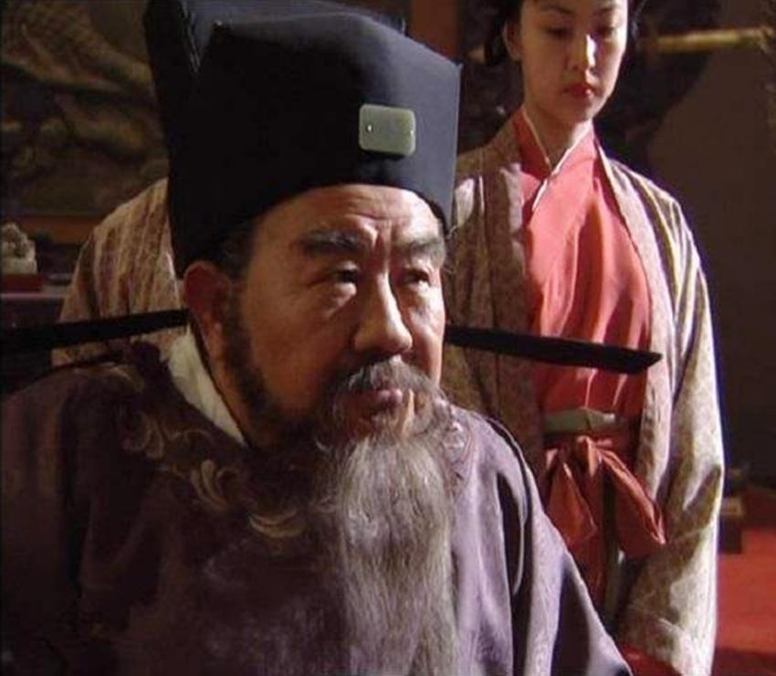 八字年柱月柱天克地冲，命局动荡如何解