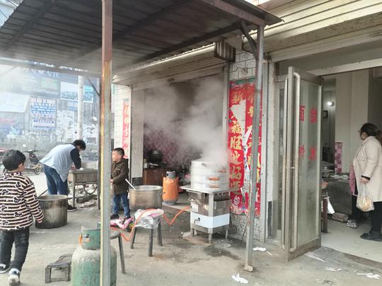 河南农村小夫妻集市摆摊卖早餐称月入万元不轻松