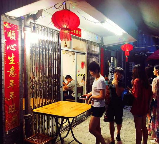 探店：隐藏在社区十多年老店，生意却异常火，连门口都坐着很多人