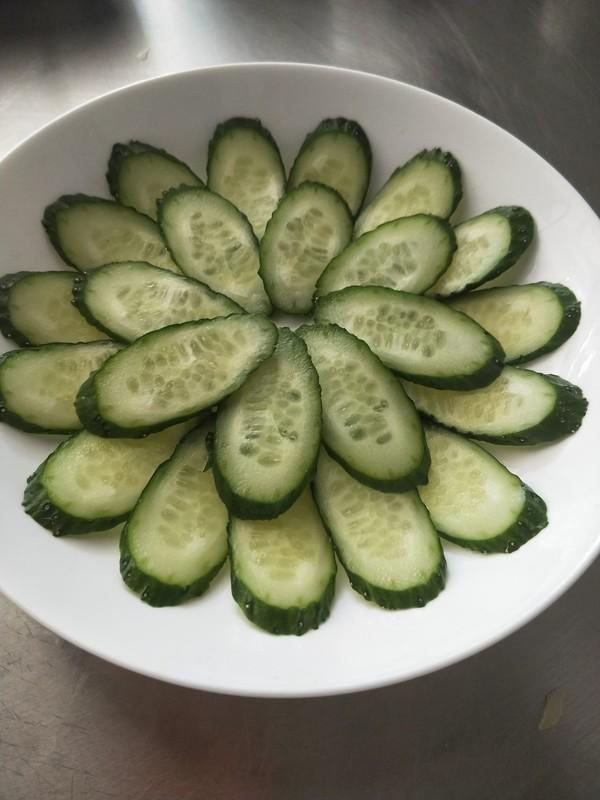 上班中午吃什么美食（现在一般刚毕业的初中教师薪资有多少）