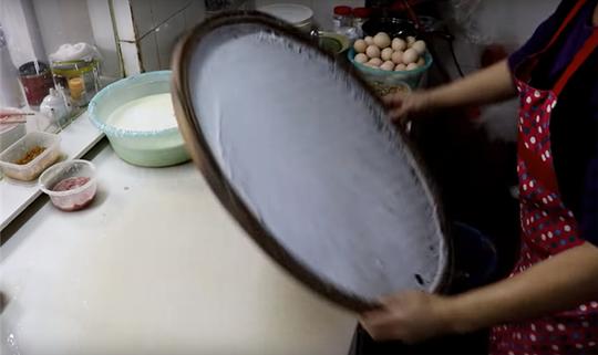 大姐街头卖“传统”早餐，5元一份生意络绎不绝，食客：老手艺