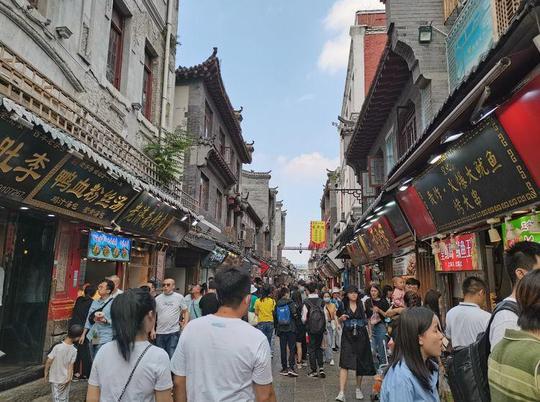 四面荷花三面柳，一城山色半城湖