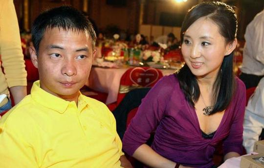 体操冠军娶歌手妻子，效仿李宁创业，成名商巨贾，结婚18年无子