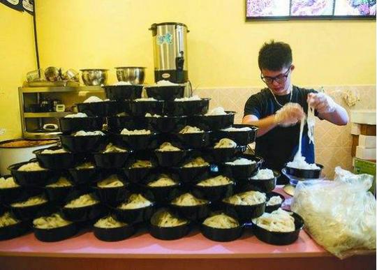 北大硕士毕业去卖米粉，原来是因为被董明珠怒斥，现在他怎么样了