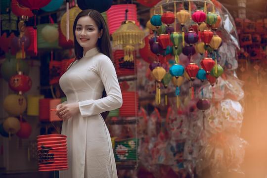 摄影小伙创业有多难？拍学校长腿美女，能挣钱么？