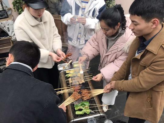 小城吉他青年勇创业，特殊时期关门半年，面对房租艰难抉择