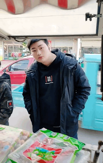 朱之文的儿子在街边买饭被拍明星子女的生活和普通人没什么区别
