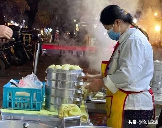 重庆一家晚上才开始营业的包子铺，只卖两种包子，却天天生意爆棚