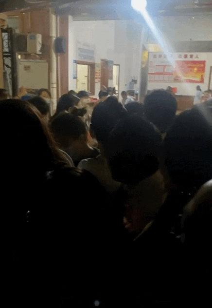 宁波：培训班生意太火爆，大爷深夜被吵醒上门怒斥，不让睡觉了？
