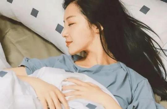 新婚夜母亲让妻子和自己睡，妻子拒绝，母亲指了指床，妻子沉默了