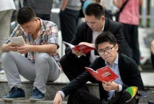 2021被大学生偏爱的4个“铁饭碗”，教师排倒数，冷门职业夺冠