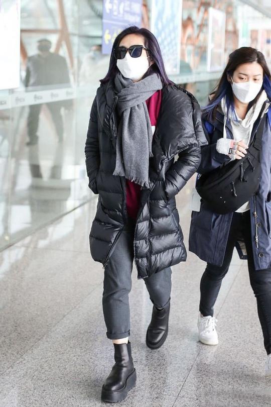 46岁杨千嬅罕见亮相，大妈款棉服也穿出时髦感，品味真不一般