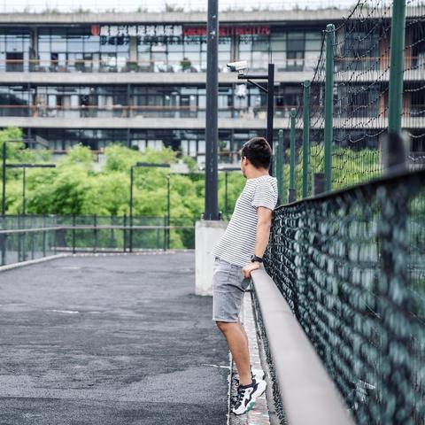 踢足球场怎么拍照