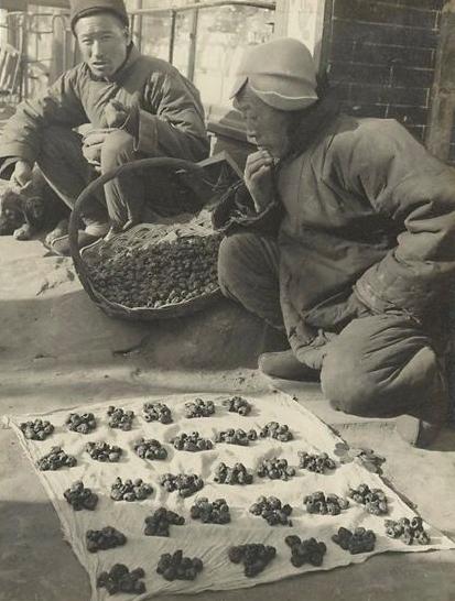 100年前的各种地摊，只要摆摊的地方人流量足够大，就不愁没生意