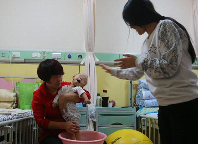 小孩子出生后多久可以用枕头