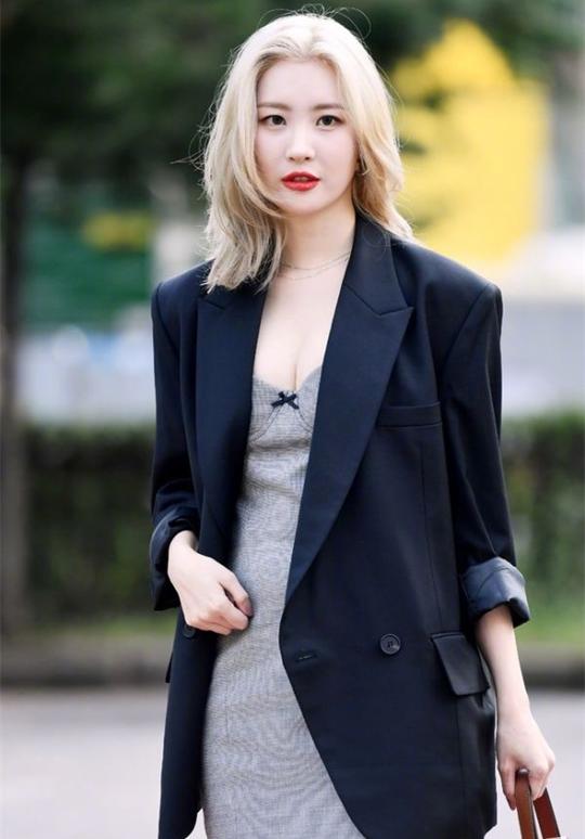 中韩两大腿精，李宣美和孙怡，同款灰色吊带裙，不是腿长就能赢