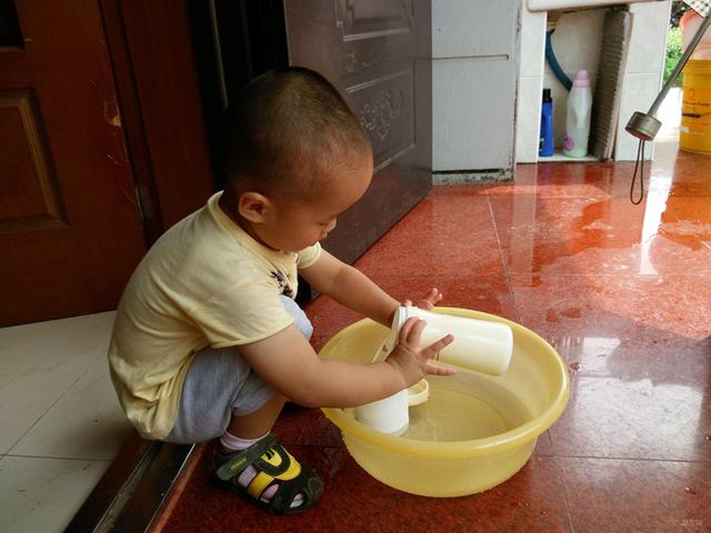 夏季宝宝穿的越少越好吗 夏季宝宝穿的越少越好吗