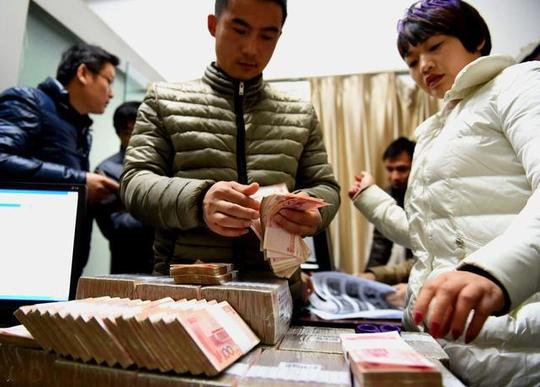 广东老板哭诉，创业十年养活了房东和工人，直言干啥都比开工厂好