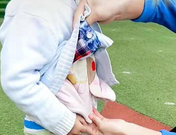 如何教宝宝正确穿脱衣服 如何教宝宝正确穿脱衣服