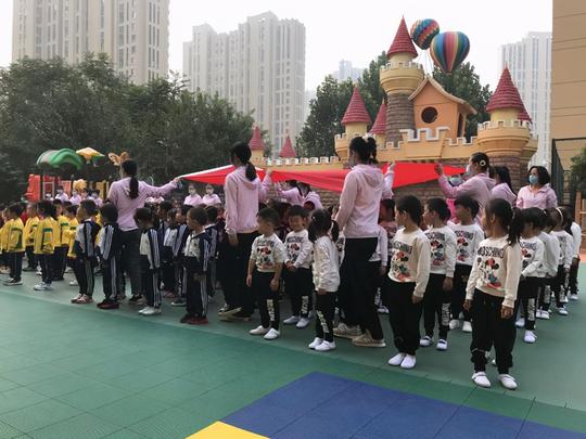 “五星红旗飘起来”——小朋友们这样迎国庆