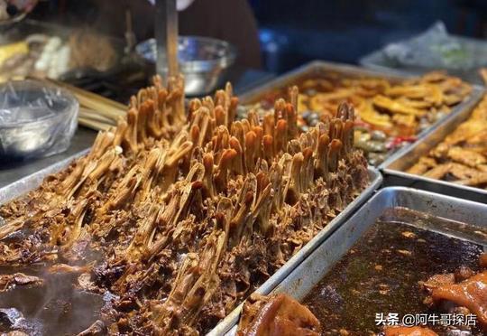 广西大姐摆摊卖牛杂25年，2元一串生意火爆，深夜都还有顾客排队