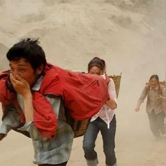 深圳男子充电玩手机爆炸相关长尾关键词有哪些